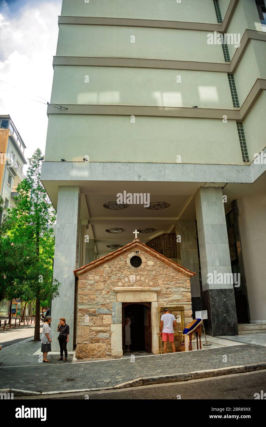 Orthodoxe Kapelle 'Aghi Dynamis' unter Hotelbau, Athen Stockfoto