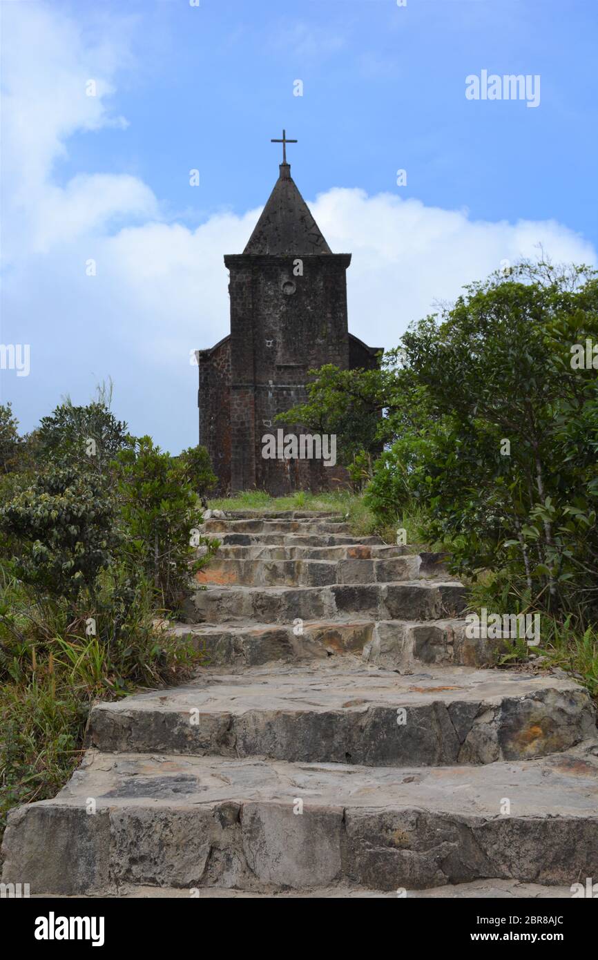 Die verlassene katholische Kirche an der Bokor Hill Station in Kambodscha, ursprünglich von den Franzosen in den 1920er Jahren gebaut. Stockfoto