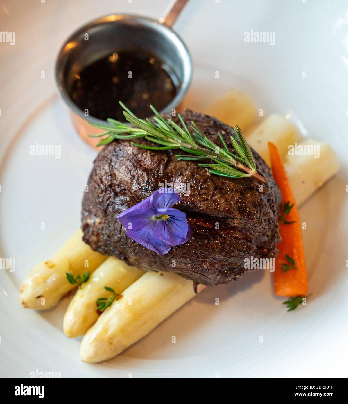 Gegrilltes Rinderfilet wagyu mit weißem Spargel dekorieren mit essbaren Blüten für quadratische Erntegut mit ausgelegt. Stockfoto