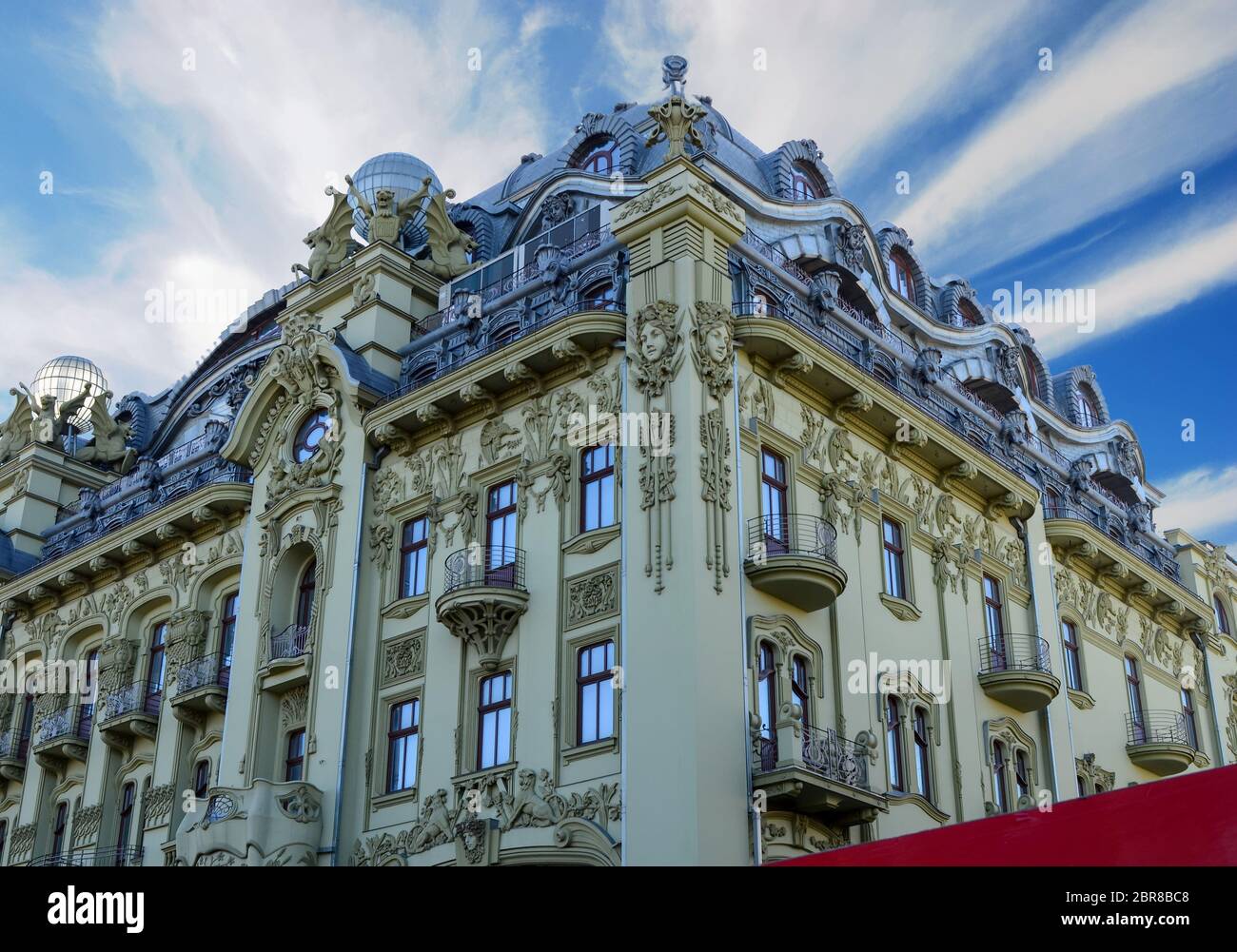 Hotel "bolschaja Moskowskaja' auf Derybasivska Straße in Odessa. Wunderschönes altes Gebäude im Zentrum von Odessa, Sommer Landschaft. Stockfoto