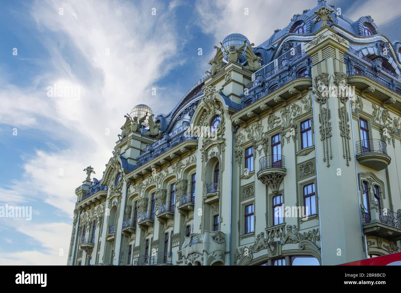 Hotel "bolschaja Moskowskaja' auf Derybasivska Straße in Odessa. Wunderschönes altes Gebäude im Zentrum von Odessa, Sommer Landschaft. Stockfoto