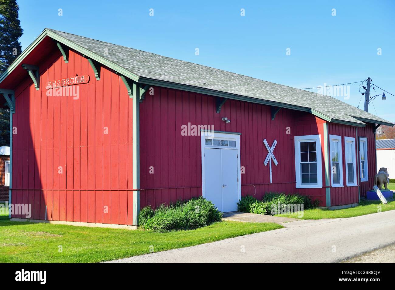 Shabbona, Illinois, USA. Was einst der lokale Bahnhof weiterhin entlang der Burlington Northern Santa Fe Railway Gleise existieren. Stockfoto