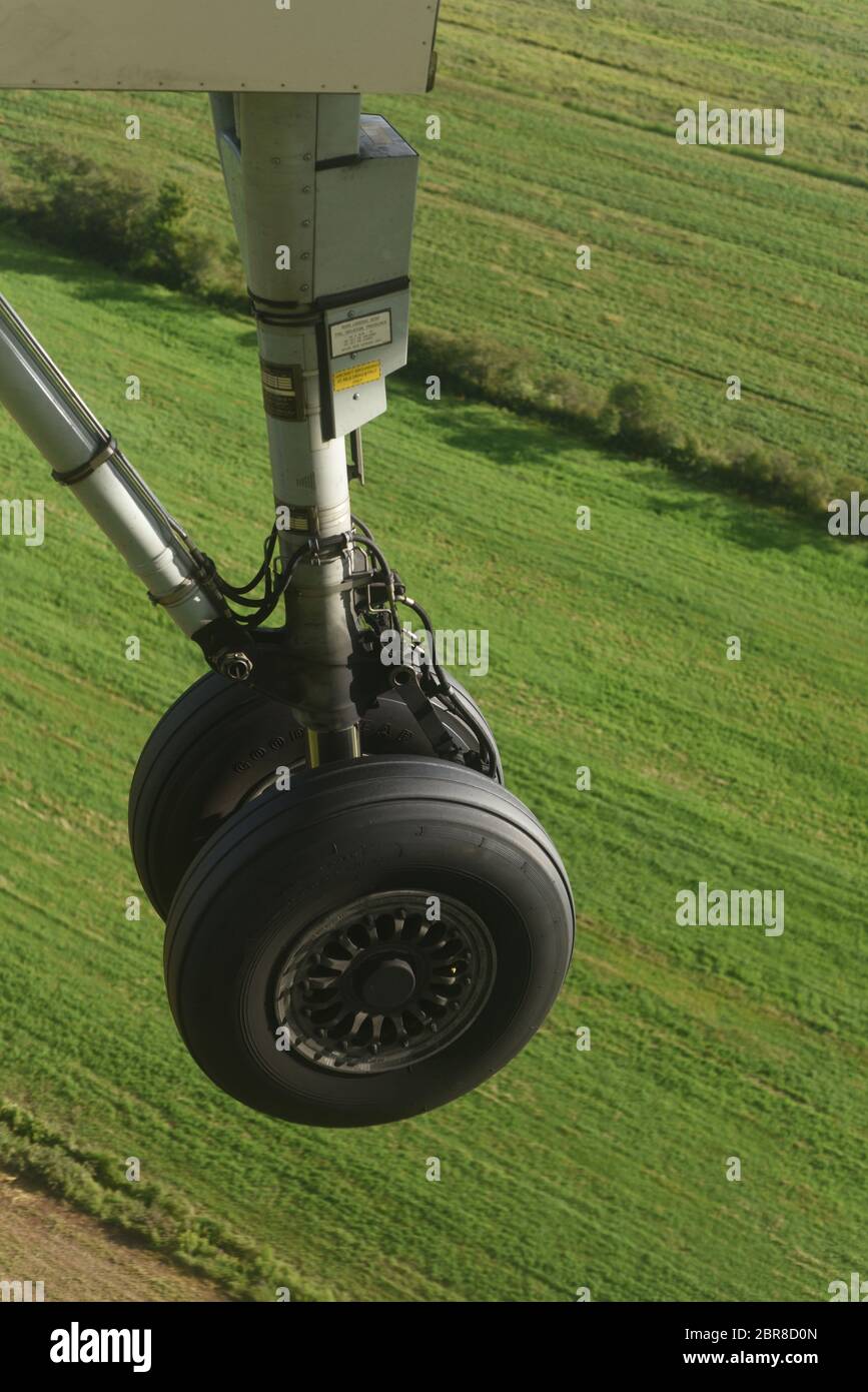 Flugzeugantriebwerke und Reifen werden über landwirtschaftliche Felder erweitert, um die Landung in der Nähe von Quebec City in der Provinz Quebec, Kanada, vorzubereiten. Stockfoto