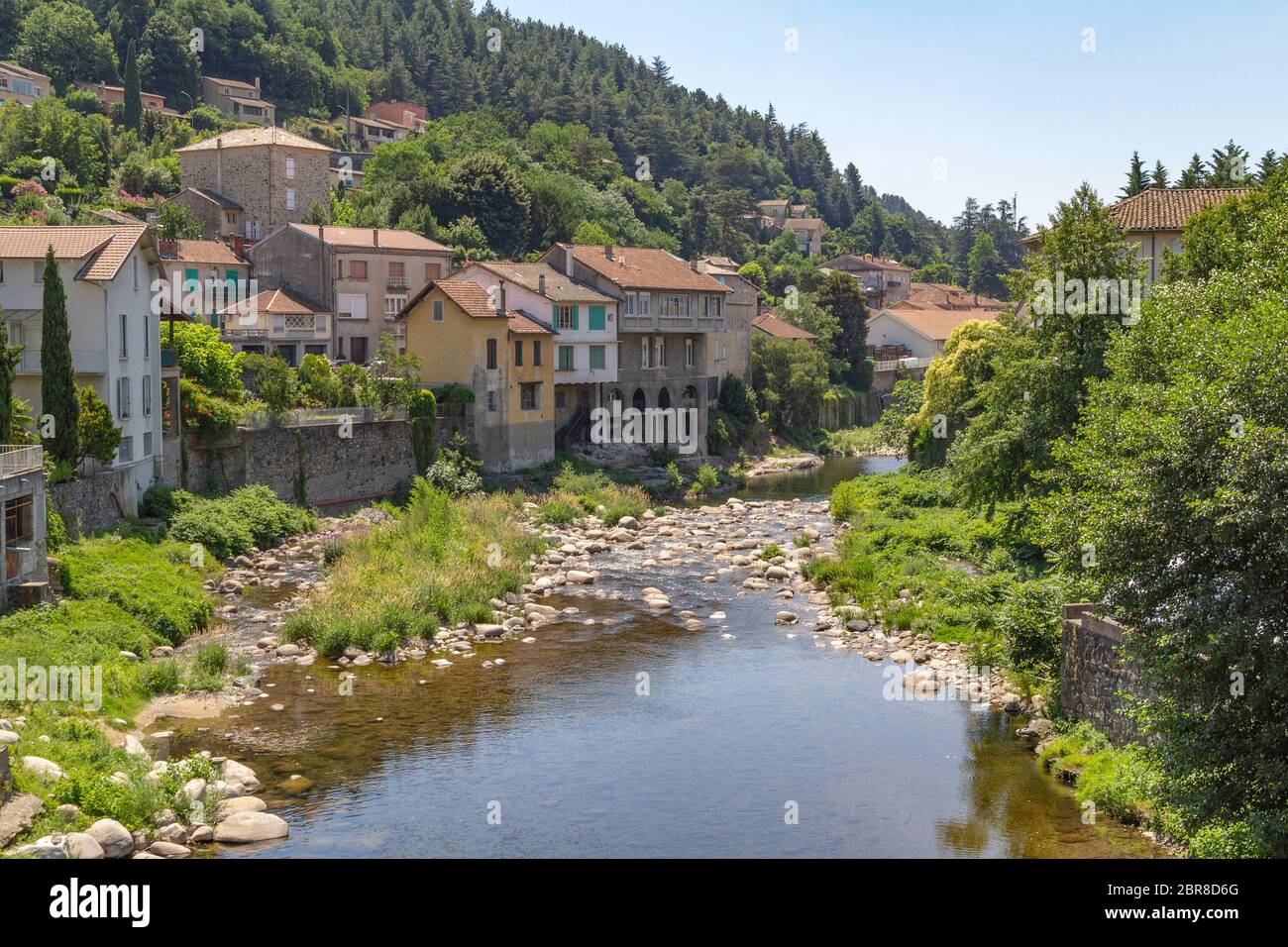 Landschaft rund um Vals-les-Bains, Gemeinde im Département Ardèche Abteilung an der Volane Fluss in Südfrankreich Stockfoto