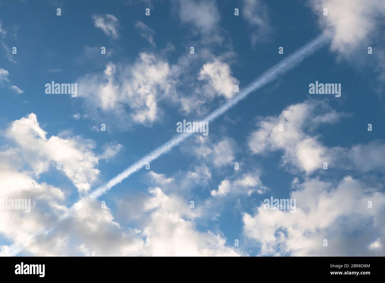 Chemische Spur von Fluggesellschaft Kraftstoff in den Himmel über Europa Stockfoto