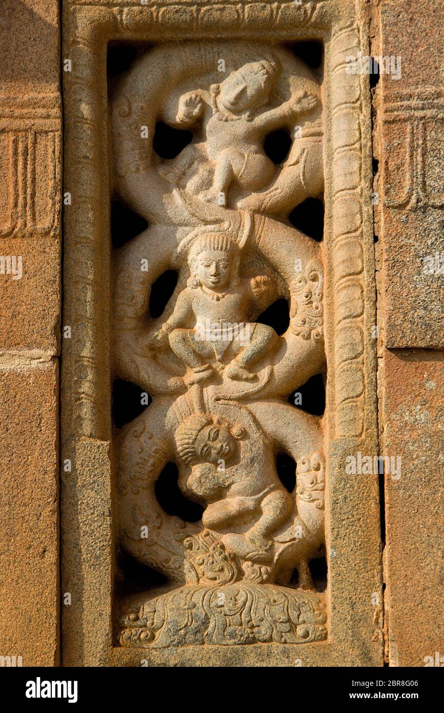 Interessante Carven auf vertikalen Stein Fensterrahmen an Nandish Tempel in Nandi Hills in der Nähe von Bangalore, Karnataka, Indien, Asien Stockfoto