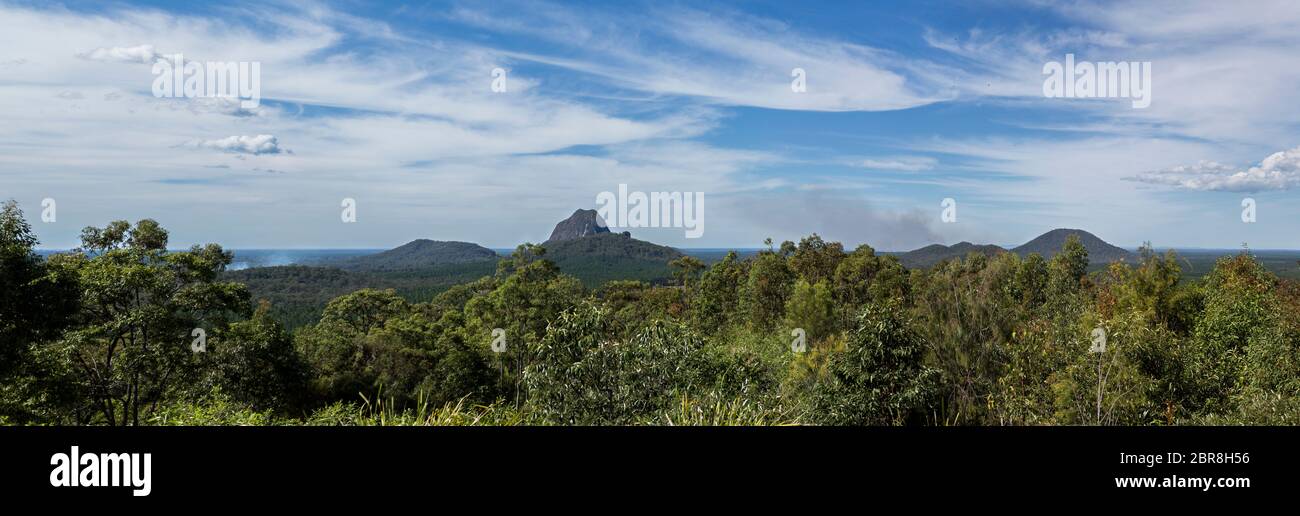 Blick von der treffend benannten Glass House Mountains Lookout in Richtung, von Links nach Rechts, Mount Cooee (191 m), Mount Tibrogargan (364 m), Mount Tibberoowuccu Stockfoto