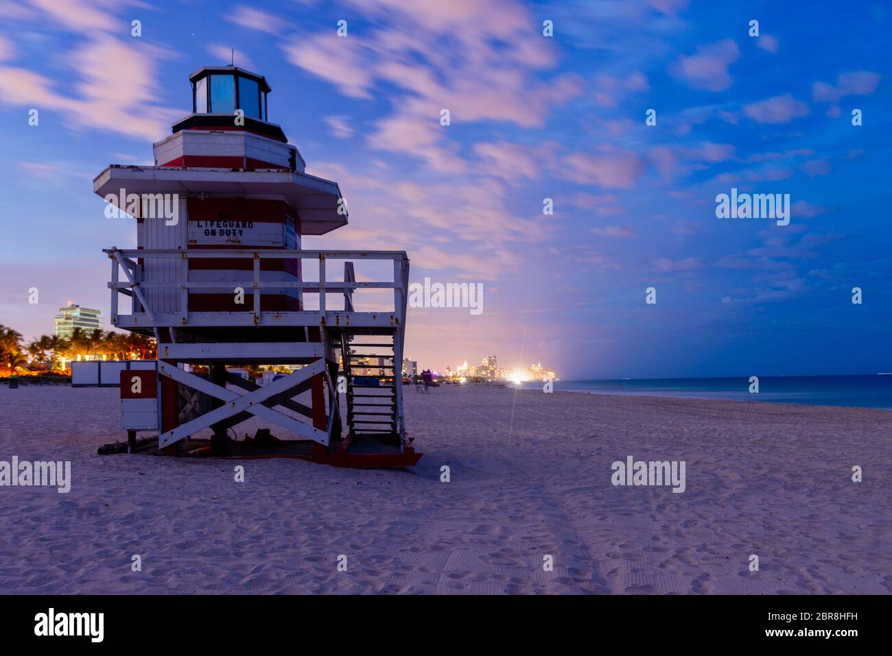 Lifeguard Station bei Nacht am Strand von Miami, Flroida Stockfoto