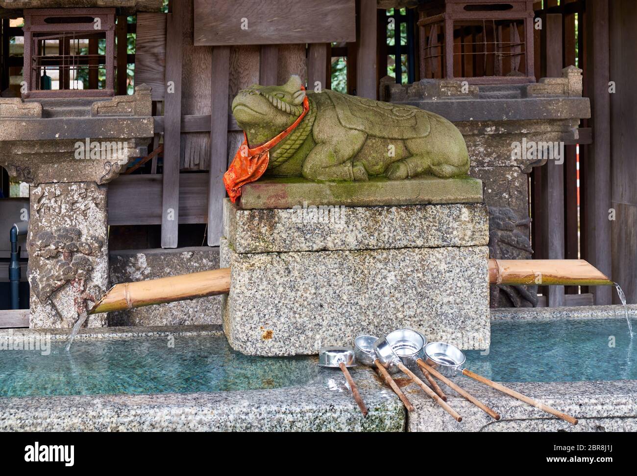 Wasserwaschung Pavillon (temizuya) mit der Statue des Ochsen, der Tier Bote (otsukai) des Gottes Tenjin (Sugawara Michizane), am Kitano Tenmangu Schrein Stockfoto