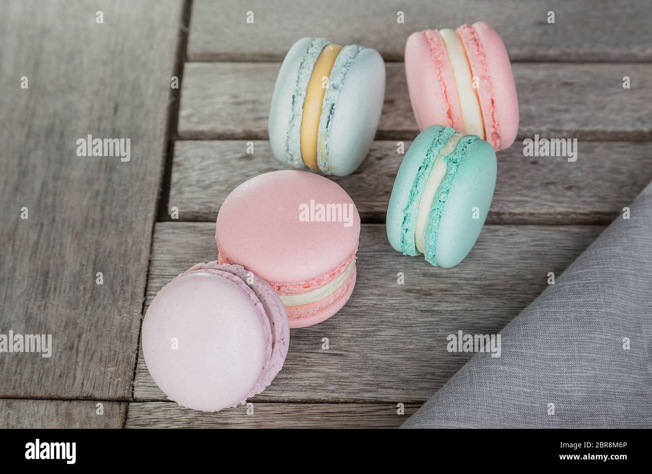 Hausgemachte frische bunte Französisch Macarons Kuchen, auf natürlichen Beton Holzhintergrund. Food Konzept mit Kopierraum. Horizontales Bild Stockfoto