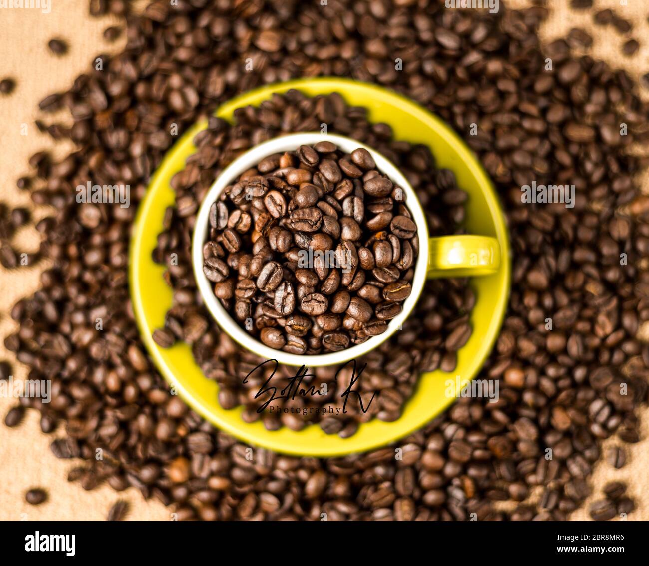Braun geröstete Kaffeebohnen, Samen auf dunklem Hintergrund. Espresso dunkel, Aroma, schwarzen Koffein Getränk. Closeup isolierte Energie Mokka, Cappuccino Zutat. Stockfoto