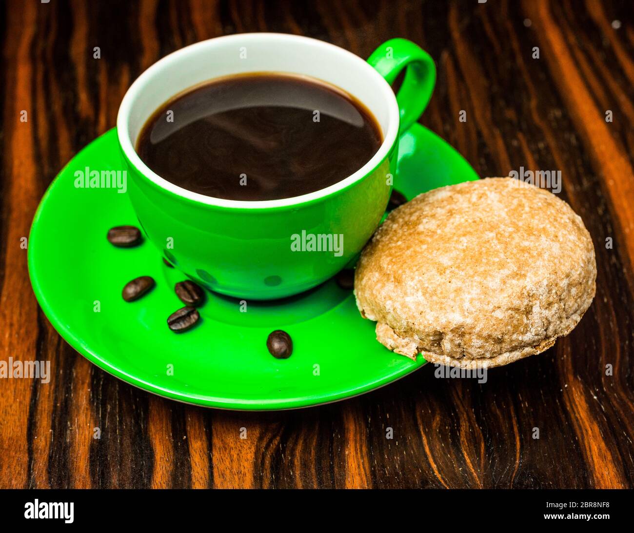 Braun geröstete Kaffeebohnen, Samen auf dunklem Hintergrund. Espresso dunkel, Aroma, schwarzen Koffein Getränk. Closeup isolierte Energie Mokka, Cappuccino Zutat. Stockfoto