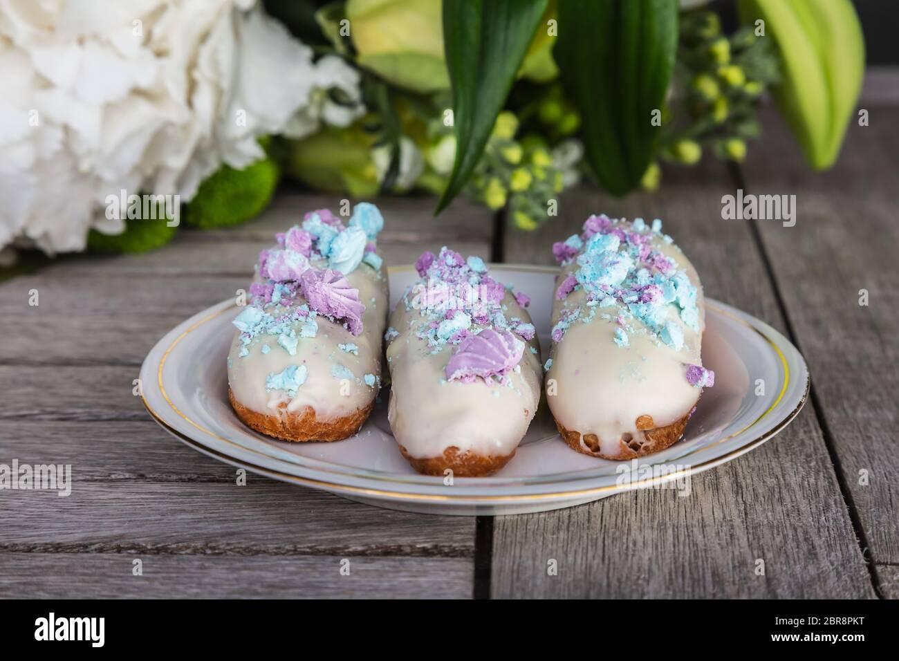 Traditionelle französische eclairs wird in der Regel in eine längliche Form mit einem Spritzbeutel geleitet Stockfoto