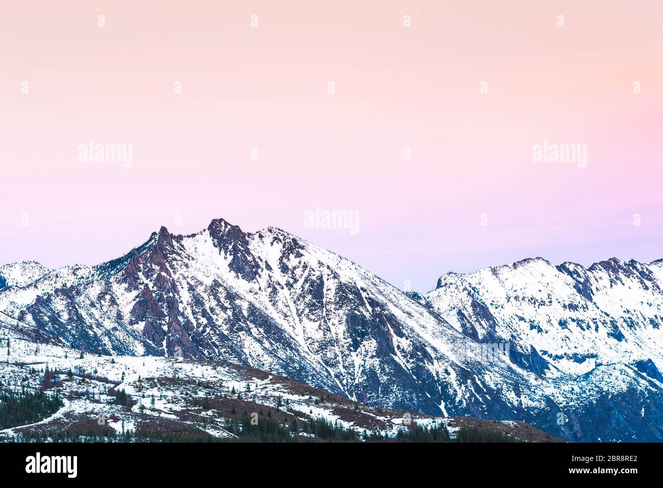 Landschaftlich reizvoller Blick auf Mt st Helens mit Schnee im Winter bedeckt, wenn Sonnenuntergang, Mount St. Helens National Volcanic Monument, Washington, usa. Stockfoto