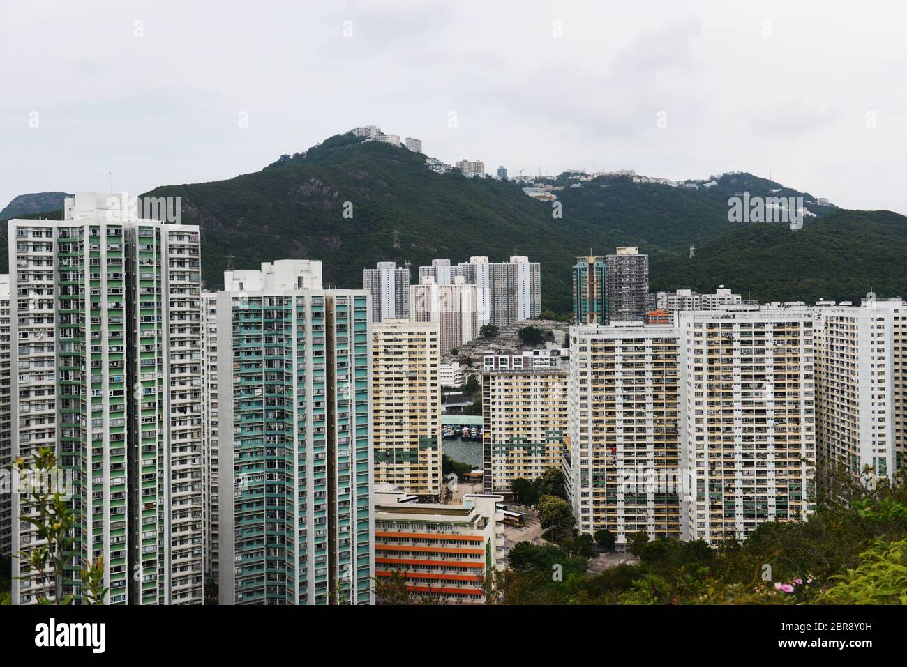 Hohe Wohngebäude auf AP Lei Chau und Aberdeen in Hongkong. Stockfoto