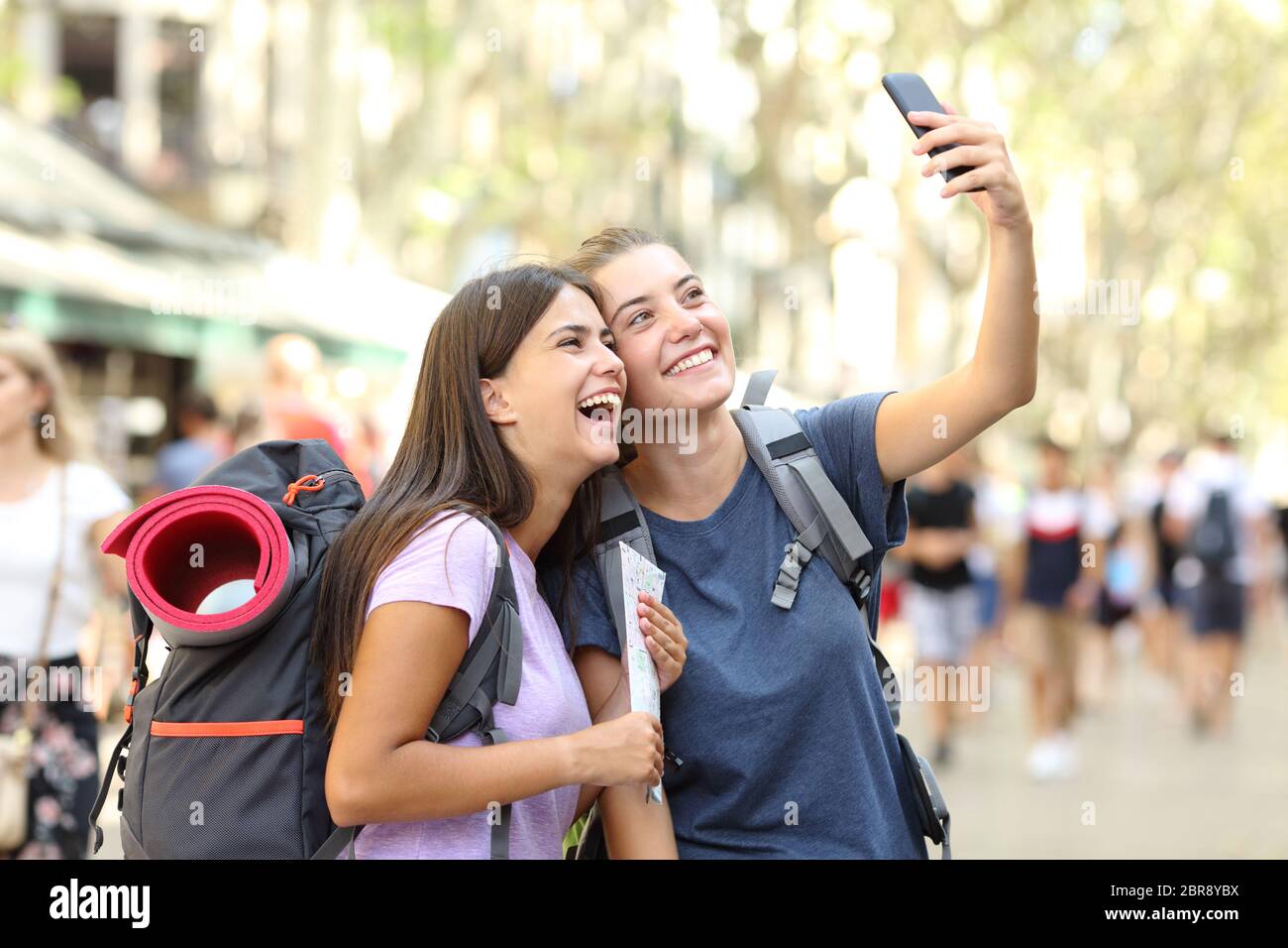 Zwei glückliche Backpackers unter selfies mit einem Smart Phone in der Straße in den Urlaub Stockfoto