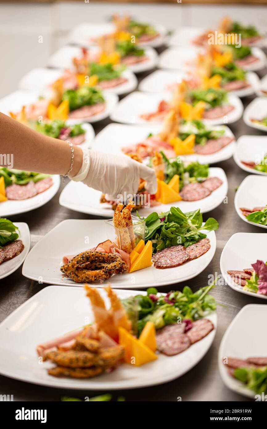 Viele Platten aus einer Vorspeise im Restaurant Küche zubereitet werden Stockfoto