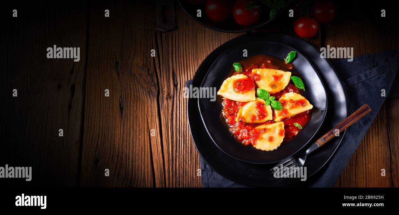 Ravioli alla Genovese mit Basilikumtomatensauce Stockfoto