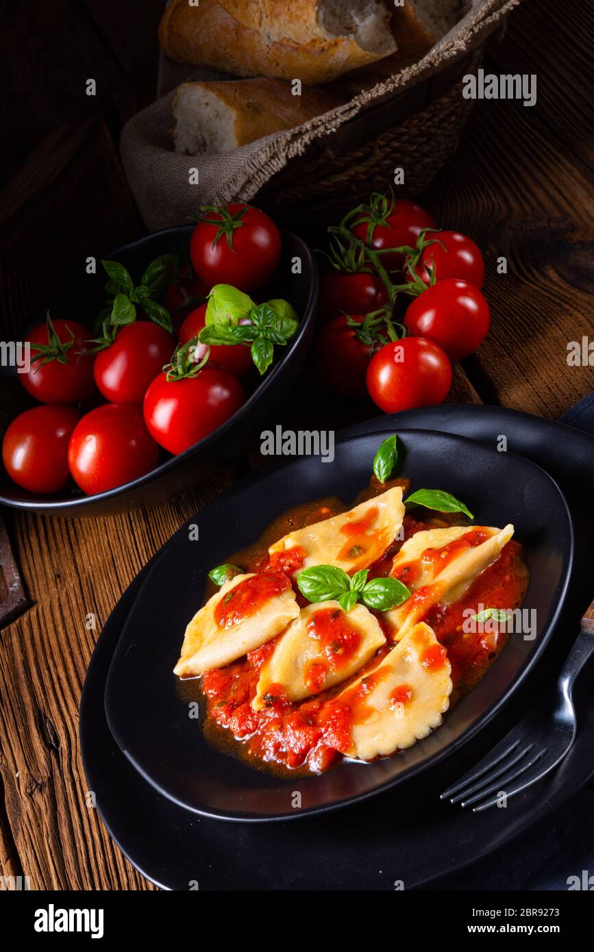 Ravioli alla Genovese mit Basilikumtomatensauce Stockfoto