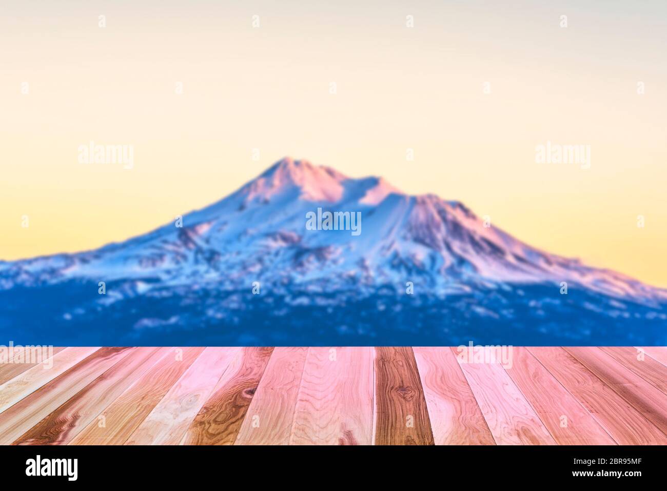 Tisch mit landschaftlich reizvoller Aussicht auf den Mt Shesta bei Sonnenuntergang in Kalifornien, usa. Stockfoto