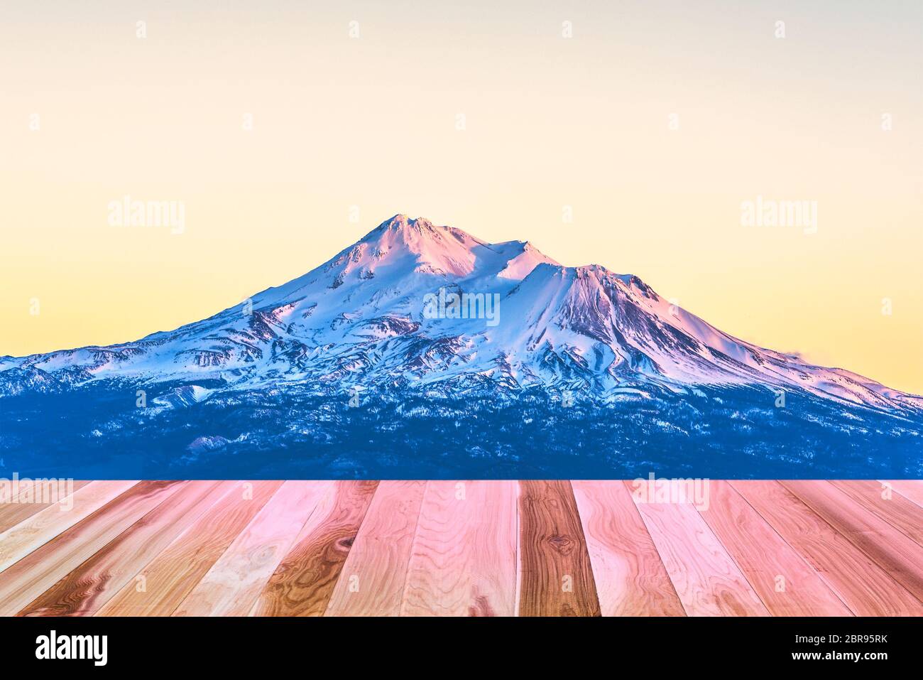 Tisch mit landschaftlich reizvoller Aussicht auf den Mt Shesta bei Sonnenuntergang in Kalifornien, usa. Stockfoto