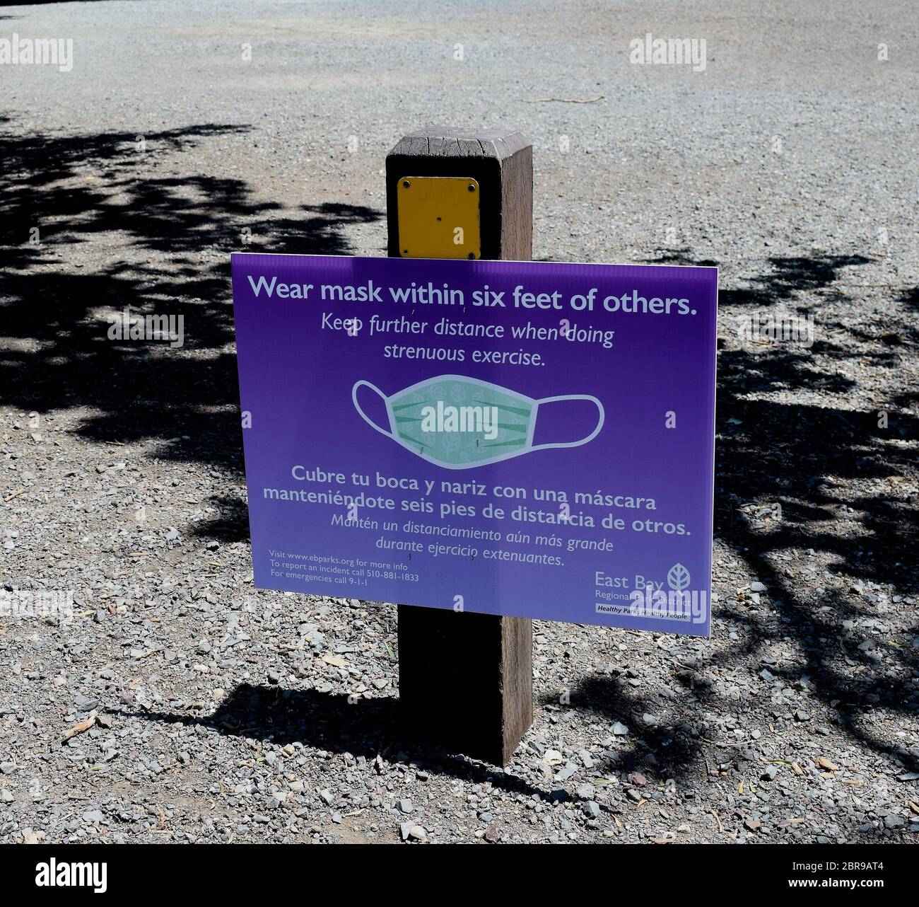 Covid-19 Park Besucher-Informationsschild über soziale Distanz und Tragen von Masken in Quarry Lakes Regional Recreation Area, Fremont, Kalifornien Stockfoto