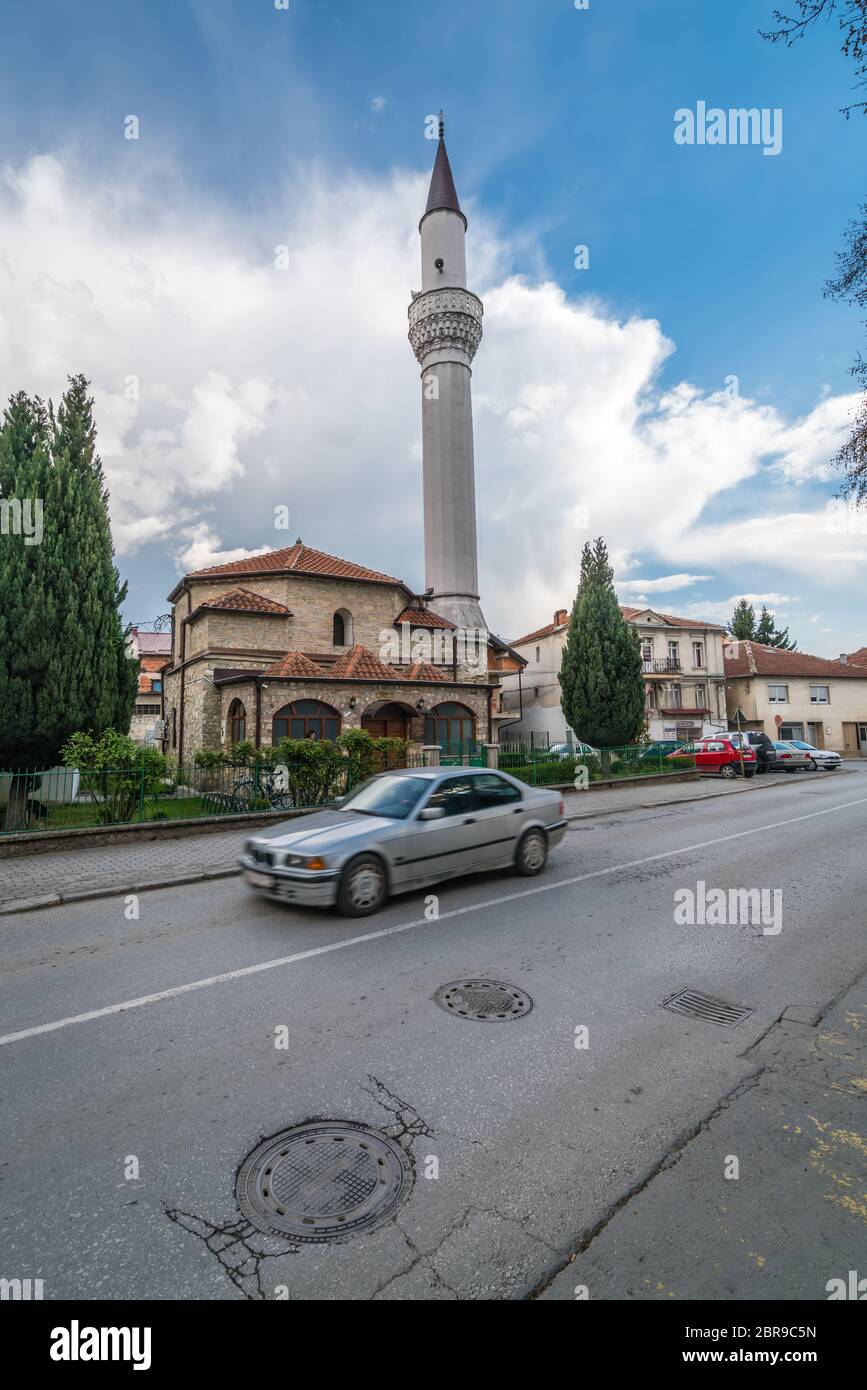 Ohrid, Mazedonien - April 2019: mit dem eigenen Auto fahren vor der Moschee Minarett in Ohrid Stockfoto