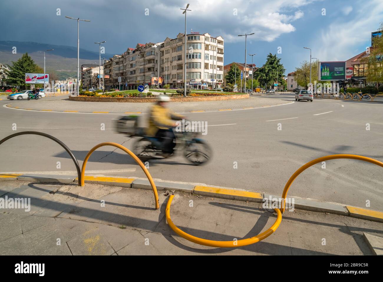 Ohrid, Mazedonien - April 2019: Mann, ein Motorrad in einem Kreisverkehr in der Mitte von Ohrid Stadt Stockfoto