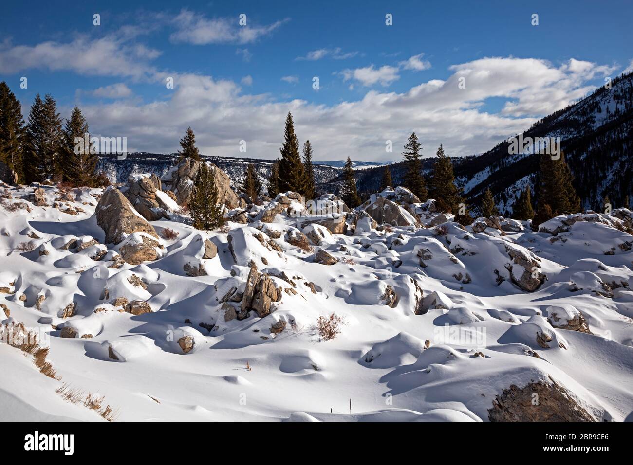 WY04503-00...WYOMING - große Blöcke von Travertin, die die Seiten des Terrace Mountain, bekannt als die Hoodoos, vor allem mit sn bedeckt sind, heruntergerutscht Stockfoto