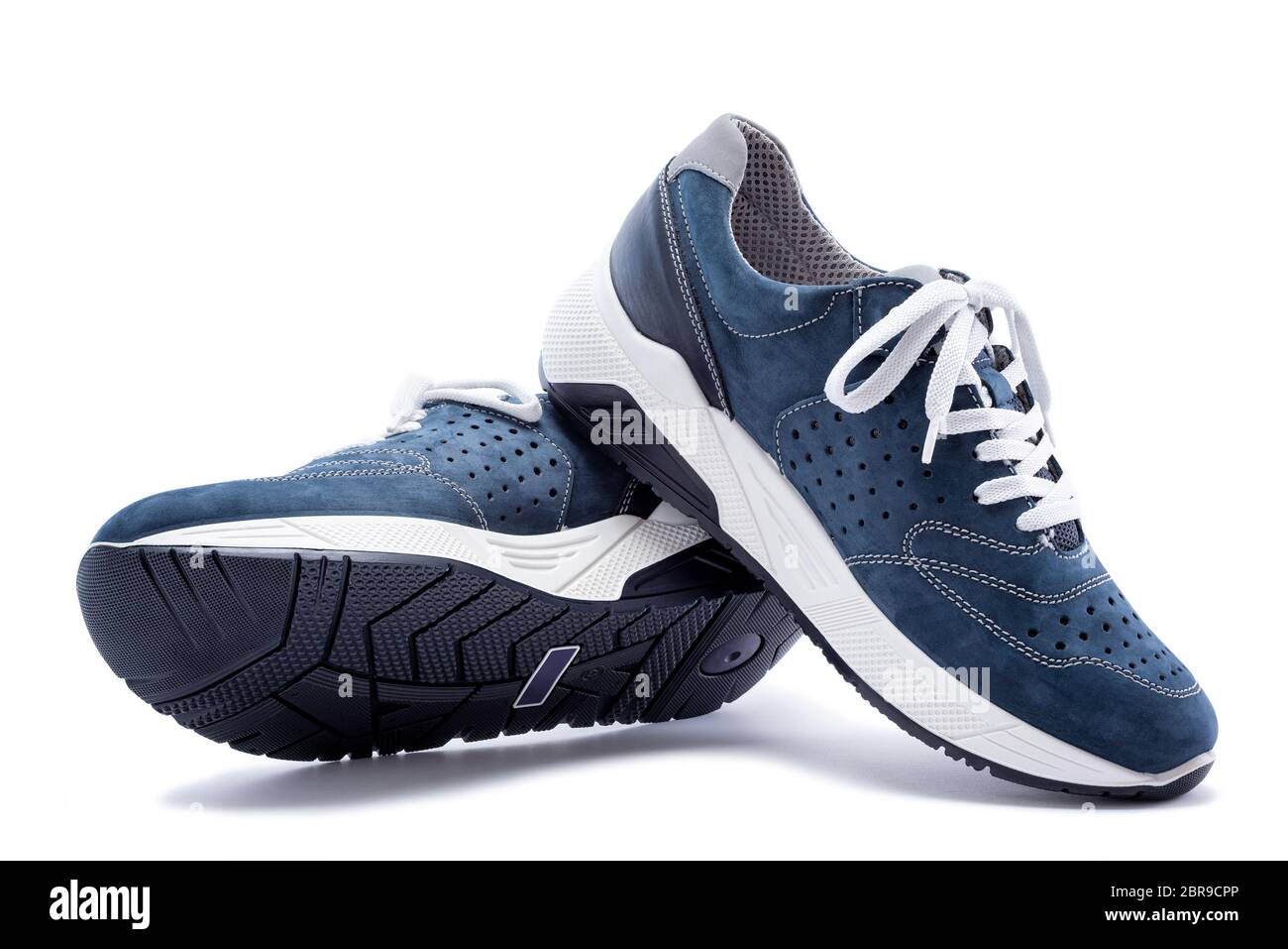 In der Nähe von eleganten hellen Blau Sportschuhe in natürlichen Nubukleder für erwachsene Männer fotografiert auf einem weißen Hintergrund. Modische Accessoires. Stockfoto
