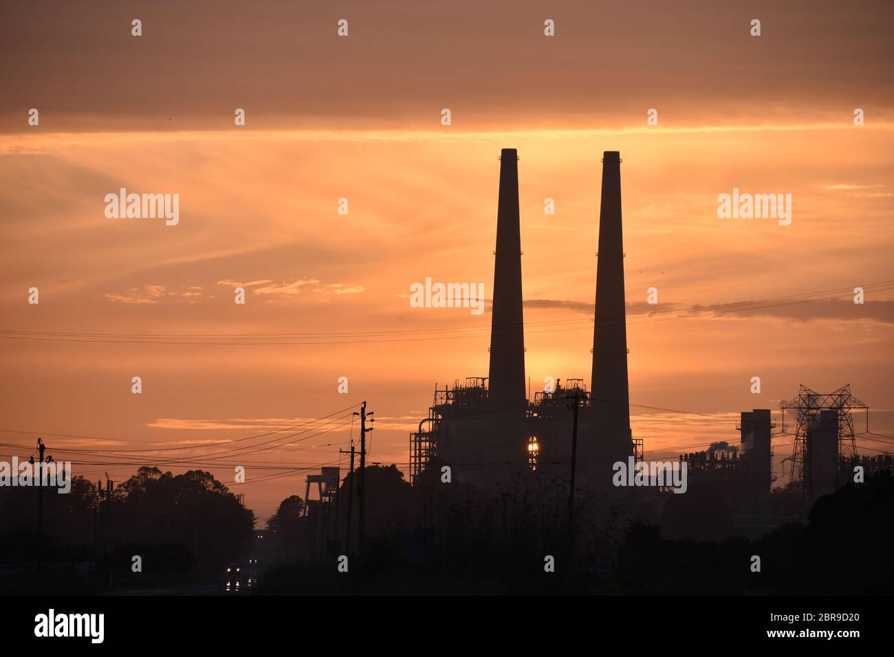 Das Moss Landing Kraftwerk bei Sonnenuntergang Stockfoto