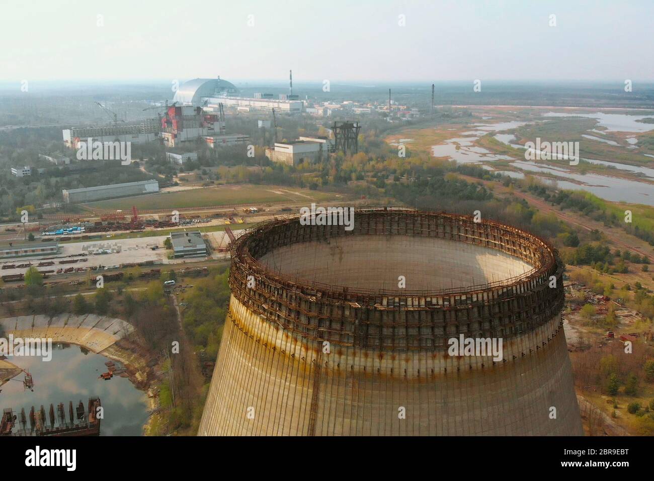 Kernkraftwerk Tschernobyl. Kühlturm mit Blick auf das Atomkraftwerk in Tschernobyl. Blick auf die zerstörte Kernkraftwerk. Tschernobyl nu Stockfoto