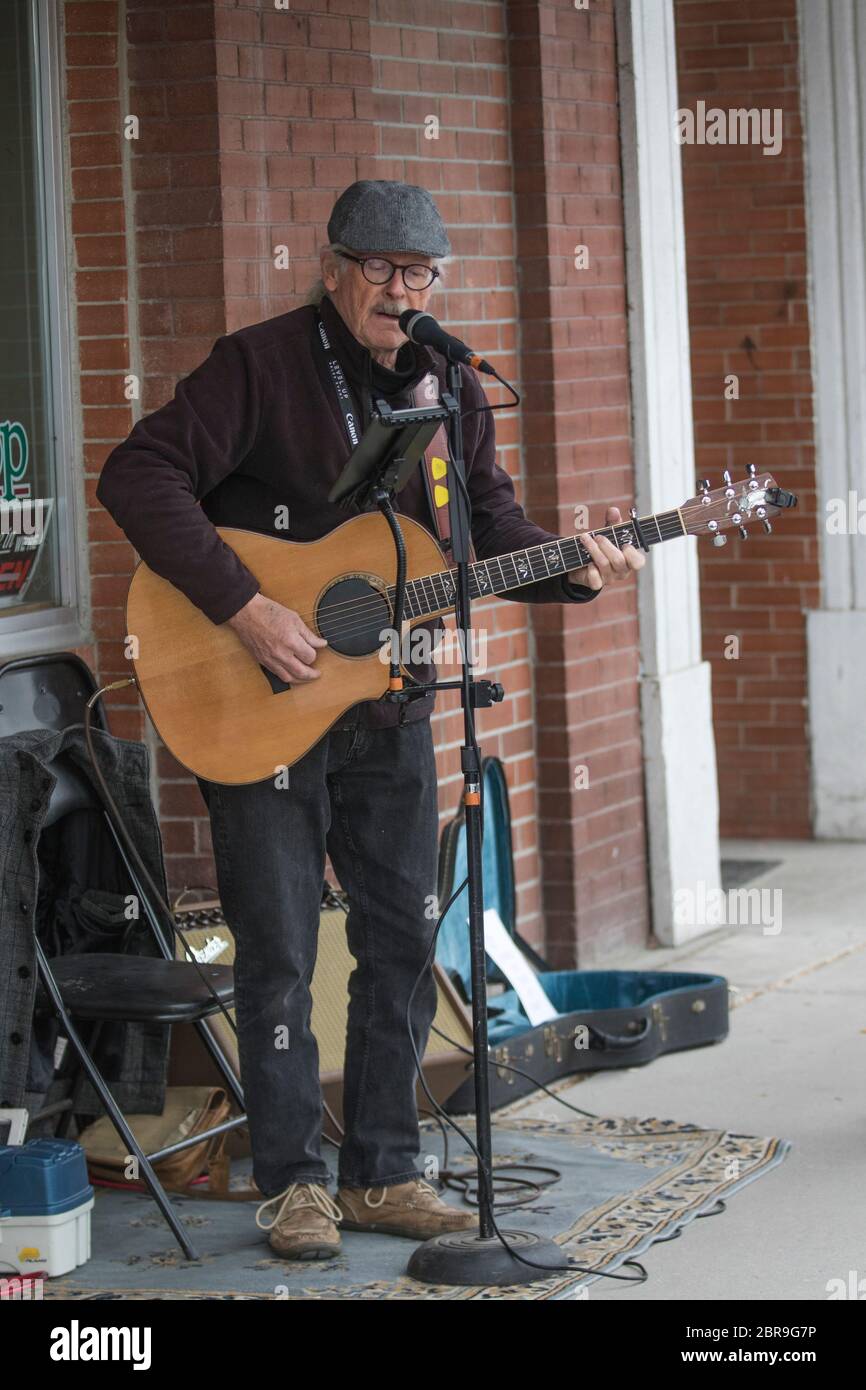 Musiker auf der Straße, singen und spielen akustische Guiar Stockfoto