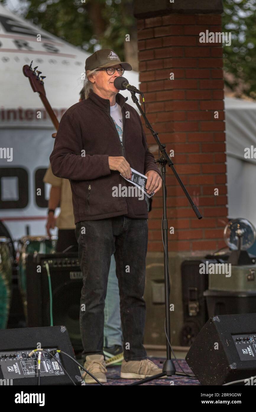 Männlich , Meister der cerominies, bei einem Konzert im Freien. Tragen Sie Hut und Brille Stockfoto