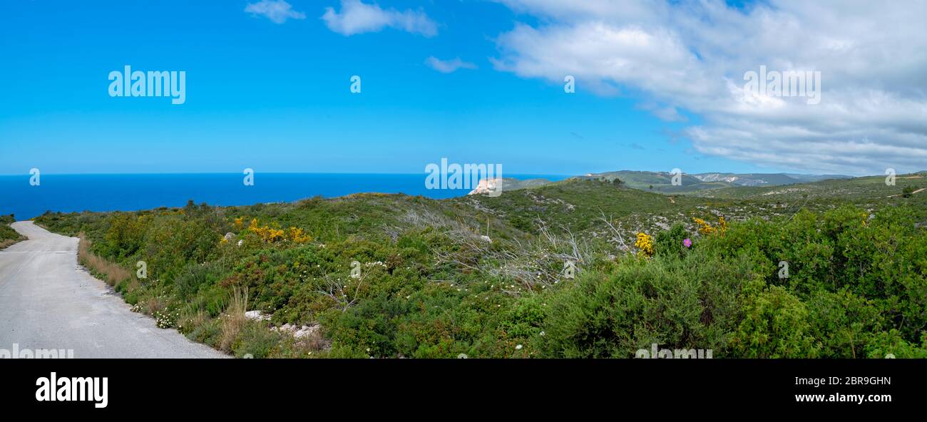 Mittelmeer als von der Straße in Richtung Küste und Ufer auf Zakynthos Insel, Griechenland führende gesehen Stockfoto