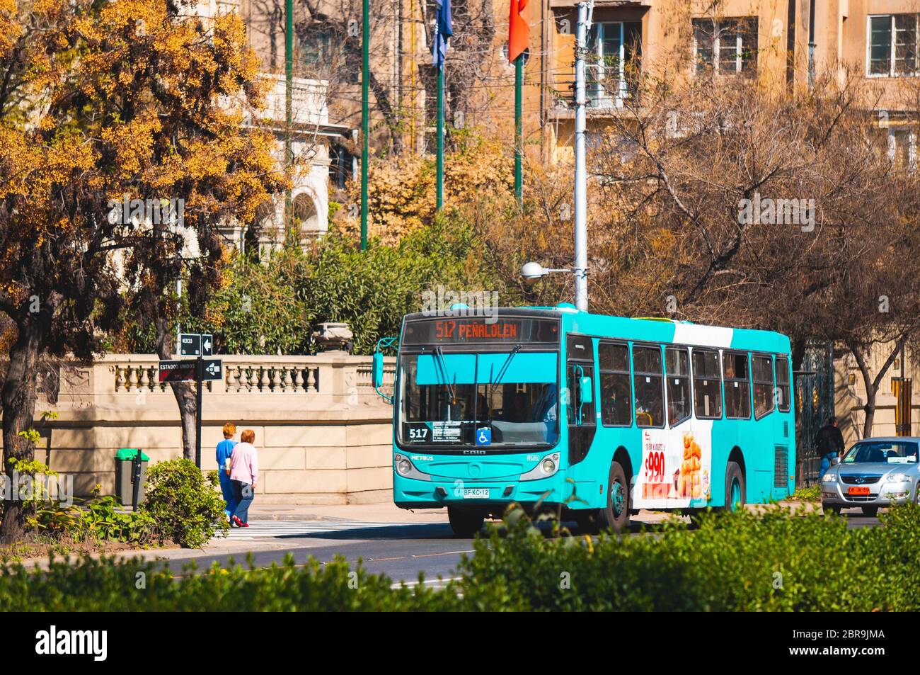 SANTIAGO, CHILE - SEPTEMBER 2016: Ein Transantiago - Red Movilidad Bus in der Innenstadt von Santiago Stockfoto