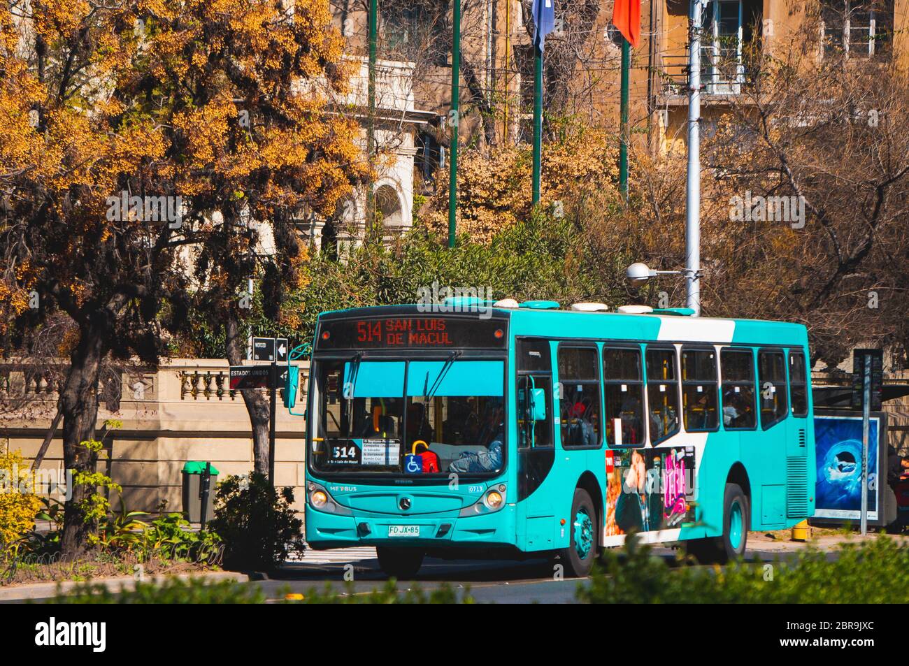 SANTIAGO, CHILE - SEPTEMBER 2016: Ein Transantiago - Red Movilidad Bus in der Innenstadt von Santiago Stockfoto