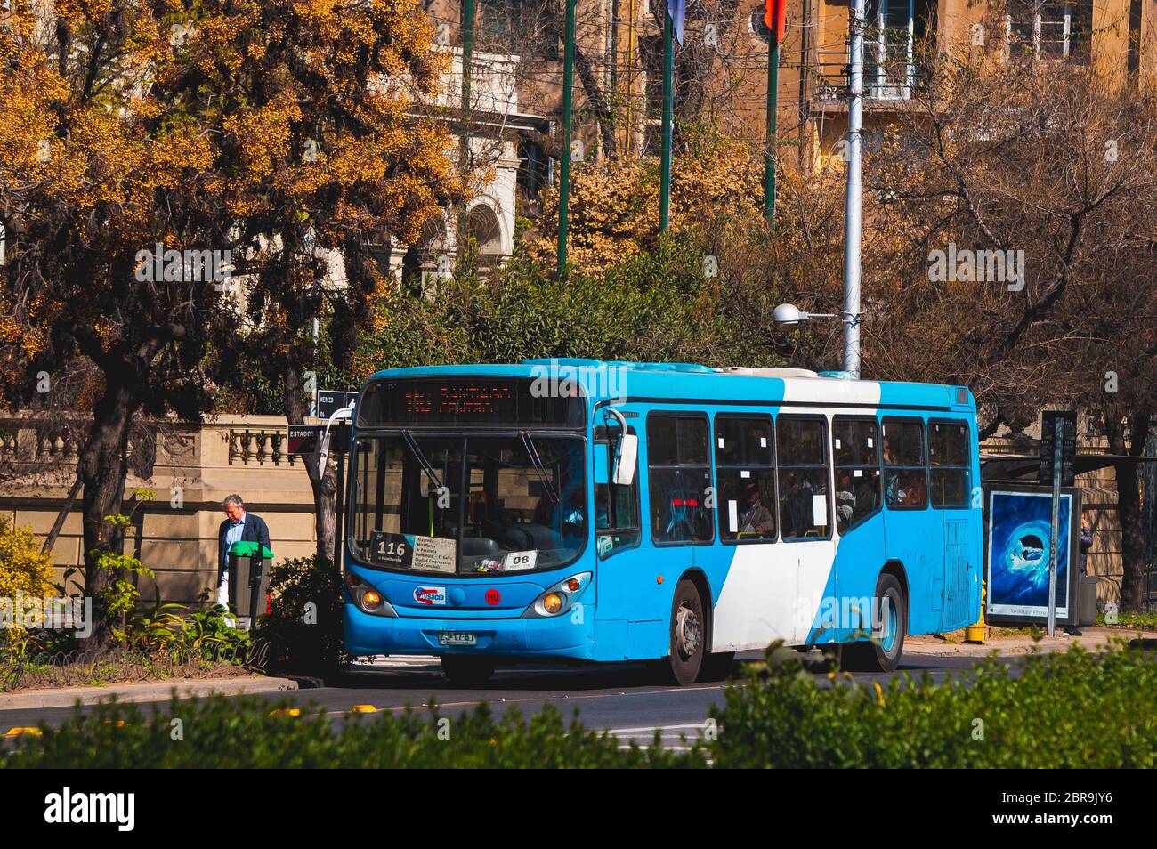 SANTIAGO, CHILE - SEPTEMBER 2016: Ein Transantiago - Red Movilidad Bus in der Innenstadt von Santiago Stockfoto