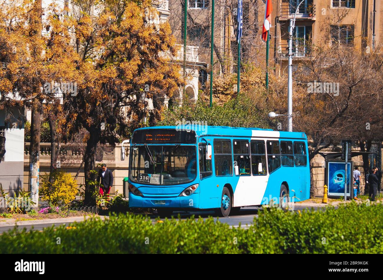 SANTIAGO, CHILE - SEPTEMBER 2016: Ein Transantiago - Red Movilidad Bus in der Innenstadt von Santiago Stockfoto