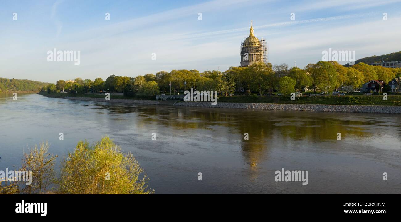 Die Kanawha River fließt durch die Landeshauptstadt Gebäude in Charleston, West Virginia Stockfoto