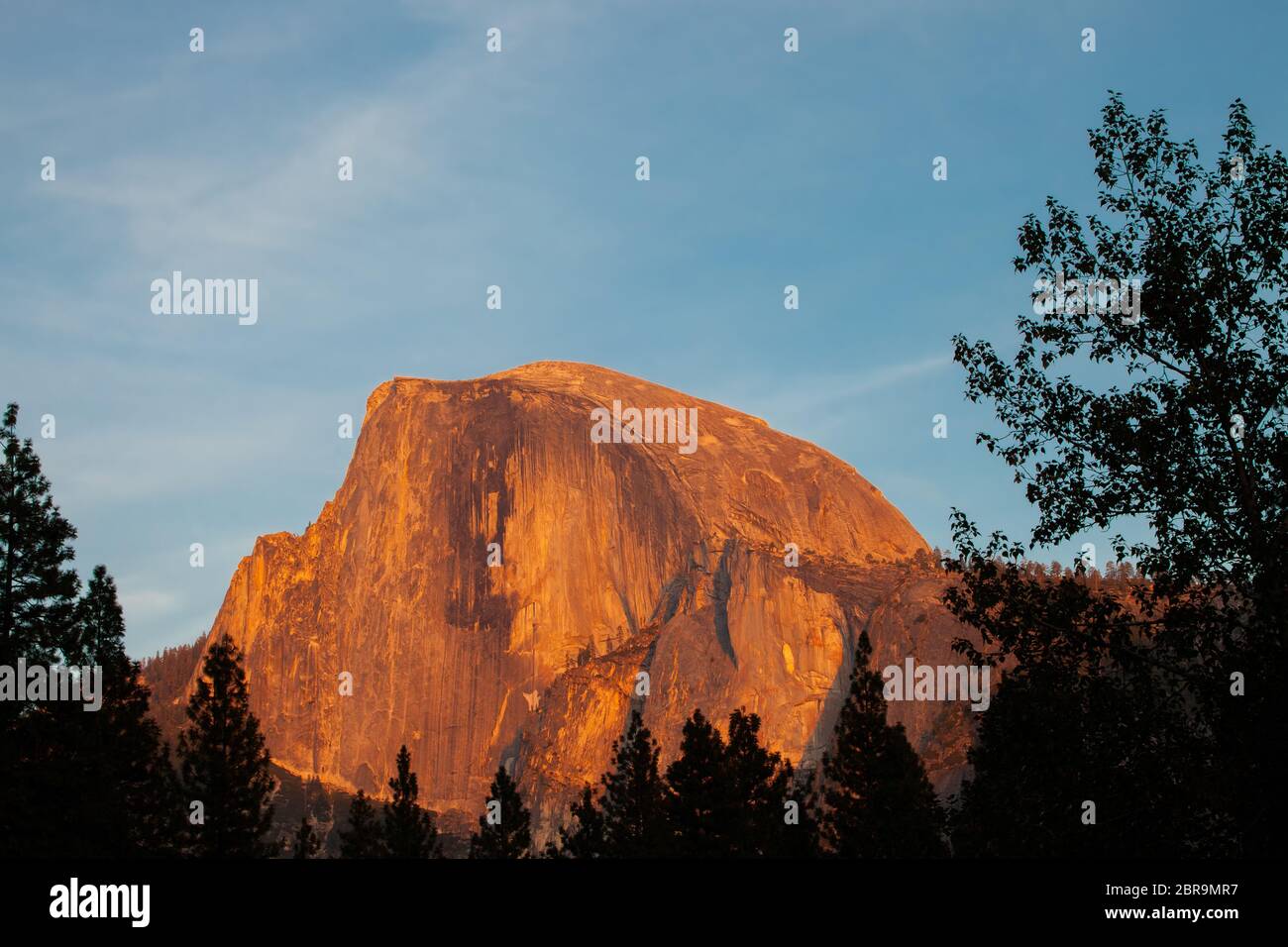 Abendglühen auf Half Dome bei Sonnenuntergang, Yosemite National Park, Kalifornien Stockfoto