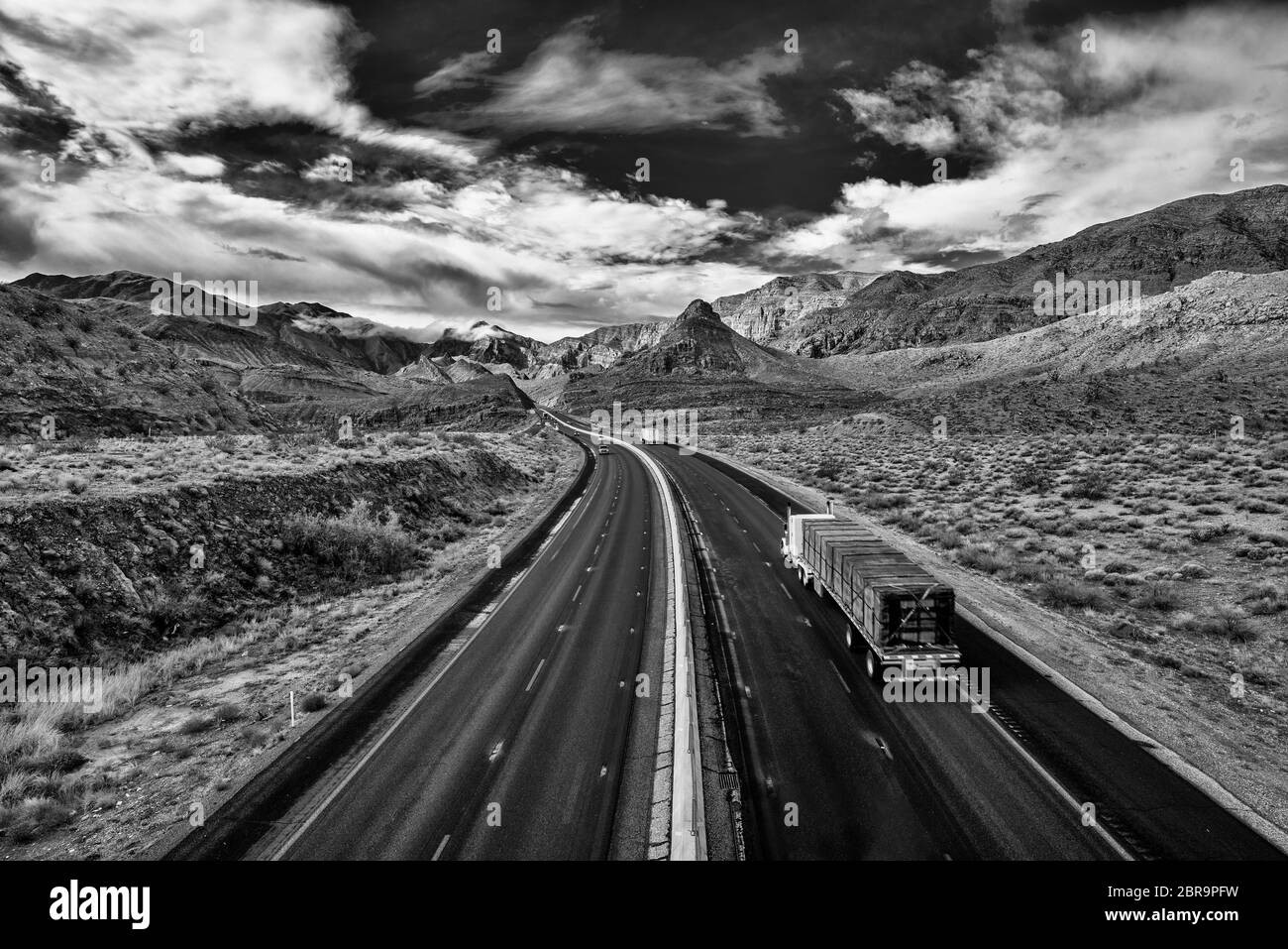 Blick auf eine endlose gerade Straße durch die Wüste in den USA läuft Stockfoto