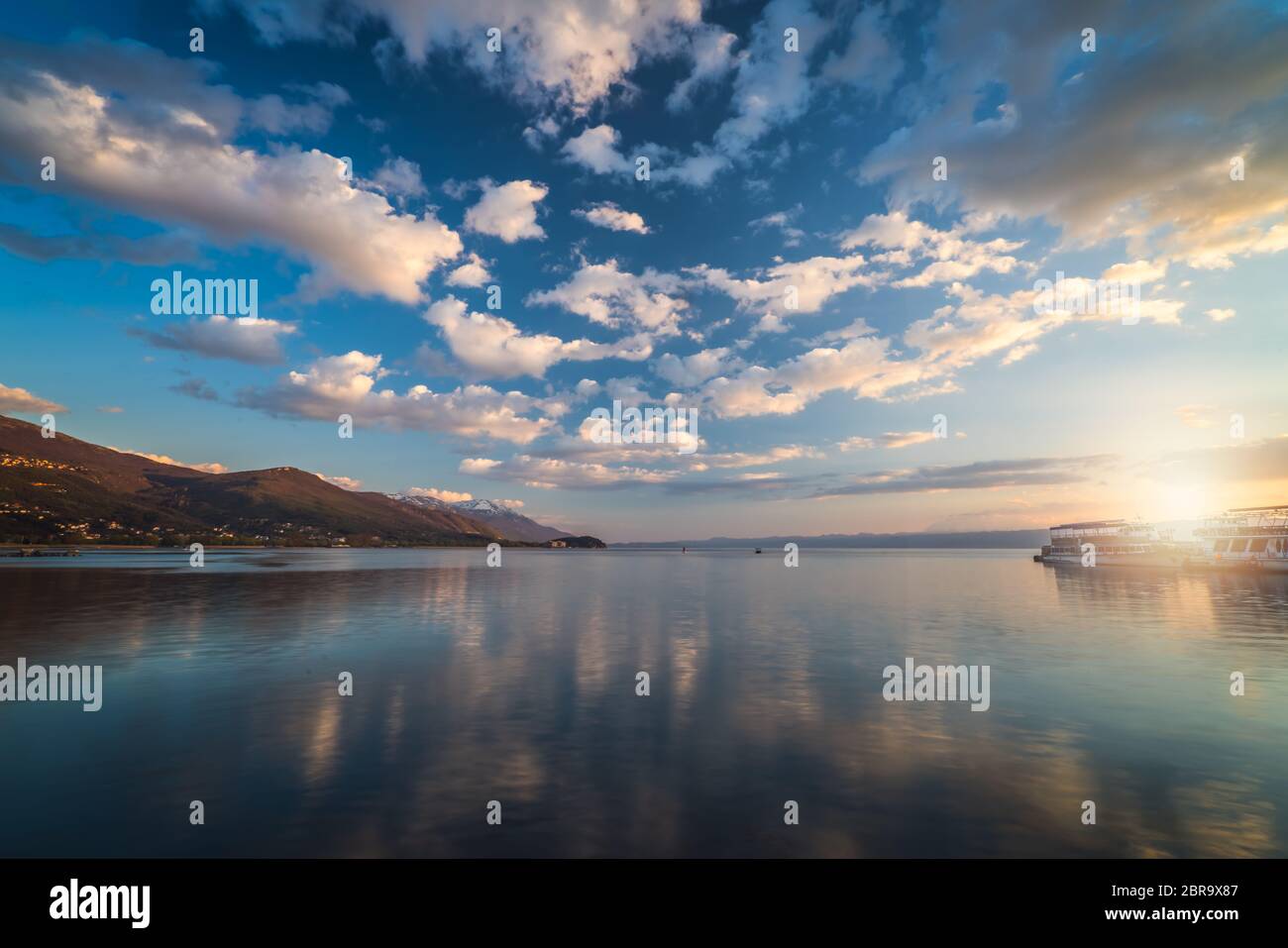 Sonnenuntergang über der wunderschönen See von Ohrid, Republik Mazedonien Stockfoto