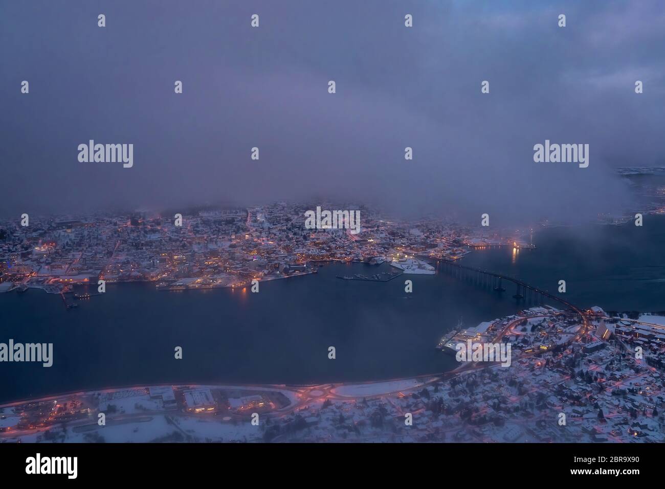 Luftaufnahme der Stadt Tromsø im Winter von oben, Nördliches Norwegen Stockfoto