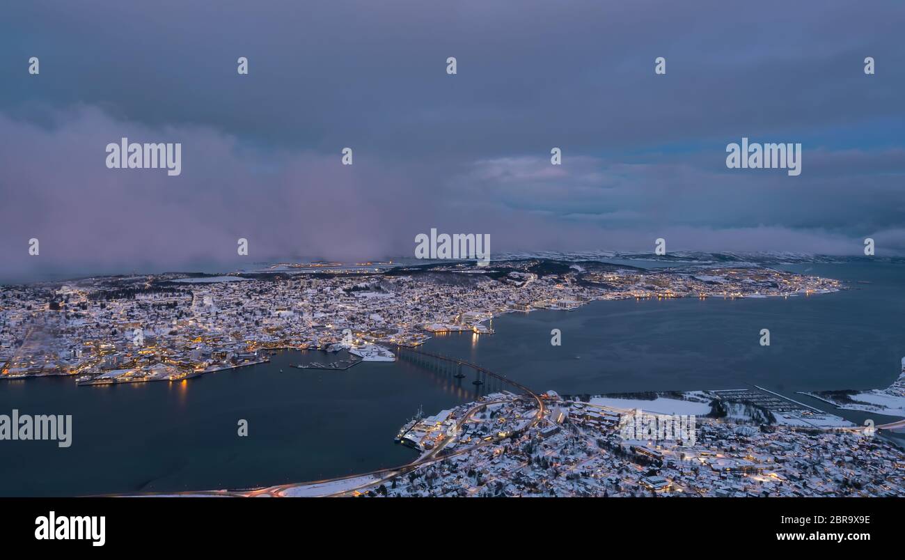Luftaufnahme der Stadt Tromsø im Winter von oben, Nördliches Norwegen Stockfoto