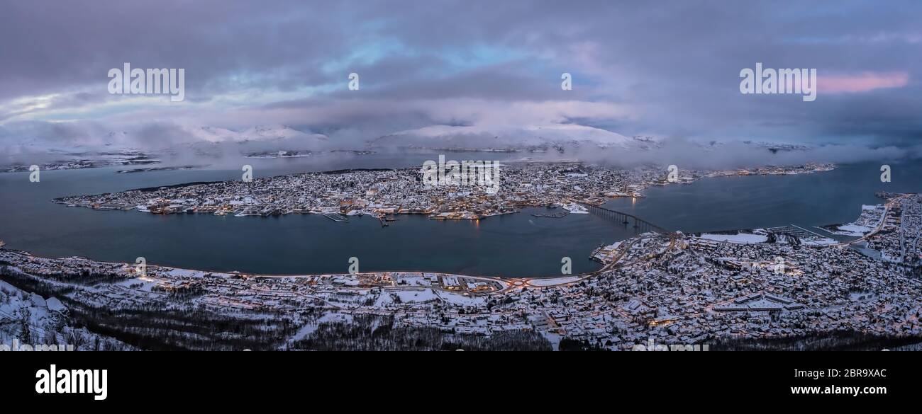 Panoramablick auf das Luftbild der Stadt Tromsø in Winter, Nördliches Norwegen Stockfoto