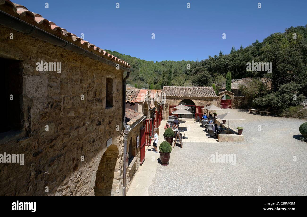 Der Blick auf das Restaurant von La Table de Fontfroid in Abbaye Sainte-Marie de Fontfroide aka Fontfroide Abbey.Aude.Occitanie.France Stockfoto