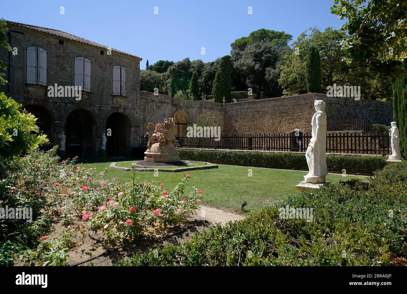 Der Garten von Abbaye Sainte-Marie de Fontfroide oder Fontfroide Abtei in der Nähe von Narbonne, Aude Department, Occitanie, Frankreich, Stockfoto