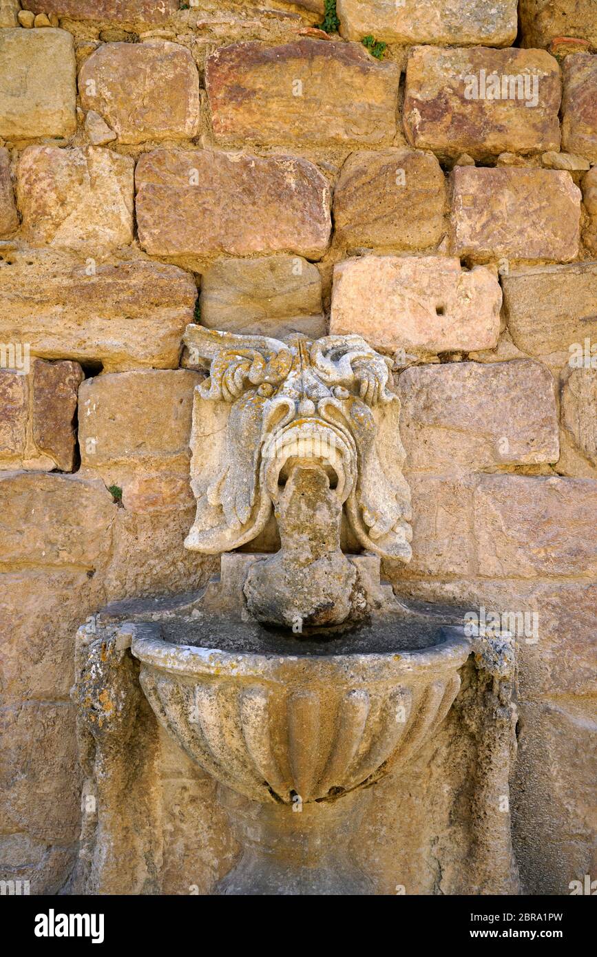 Brunnen von Abbaye Sainte-Marie de Fontfroide oder Fontfroide Abtei in der Nähe von Narbonne, Aude Department, Occitanie, Frankreich, Stockfoto
