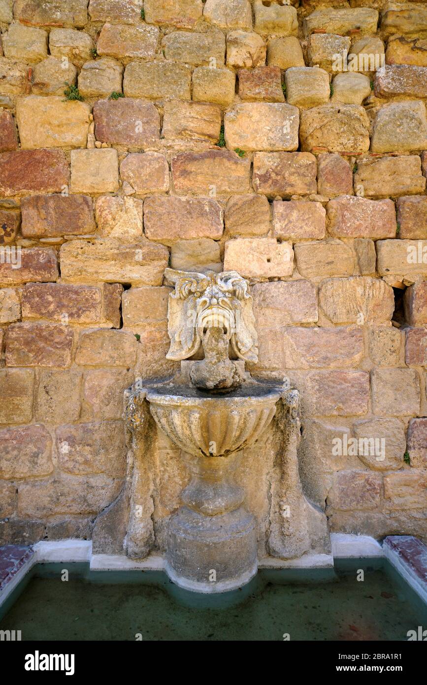 Brunnen von Abbaye Sainte-Marie de Fontfroide oder Fontfroide Abtei in der Nähe von Narbonne, Aude Department, Occitanie, Frankreich, Stockfoto